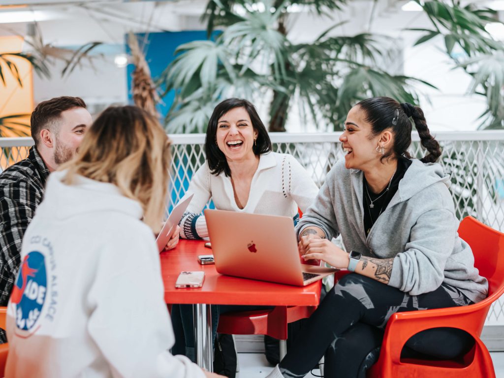 Étudiants sur la place couverte