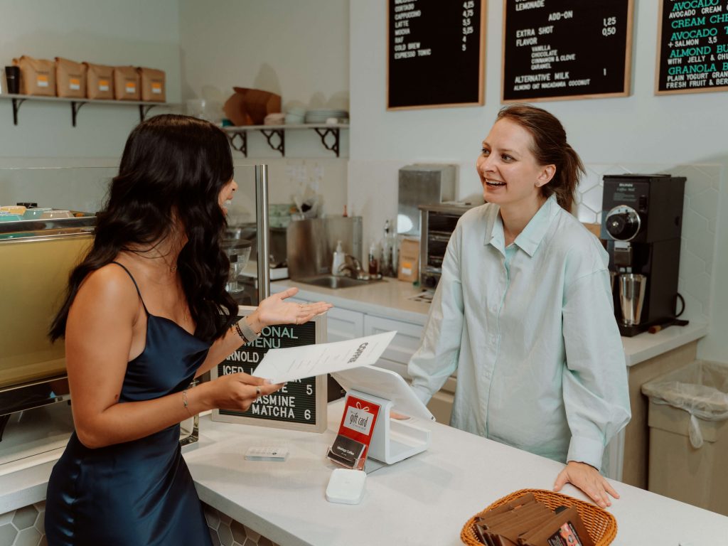 Commerçante et cliente en boulangerie