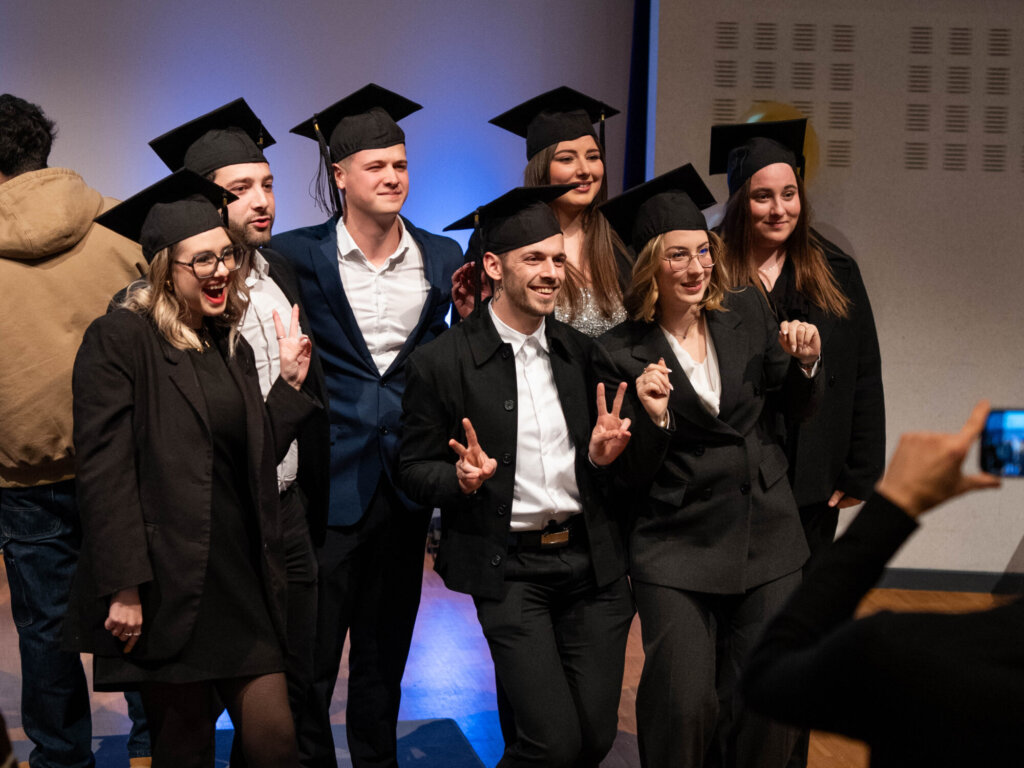 COYBTO Robe De Graduation 2025 Unisexe + Toque, Gland & Étole Class Of 2025 – Ensemble Complet Adulte Lycée Université